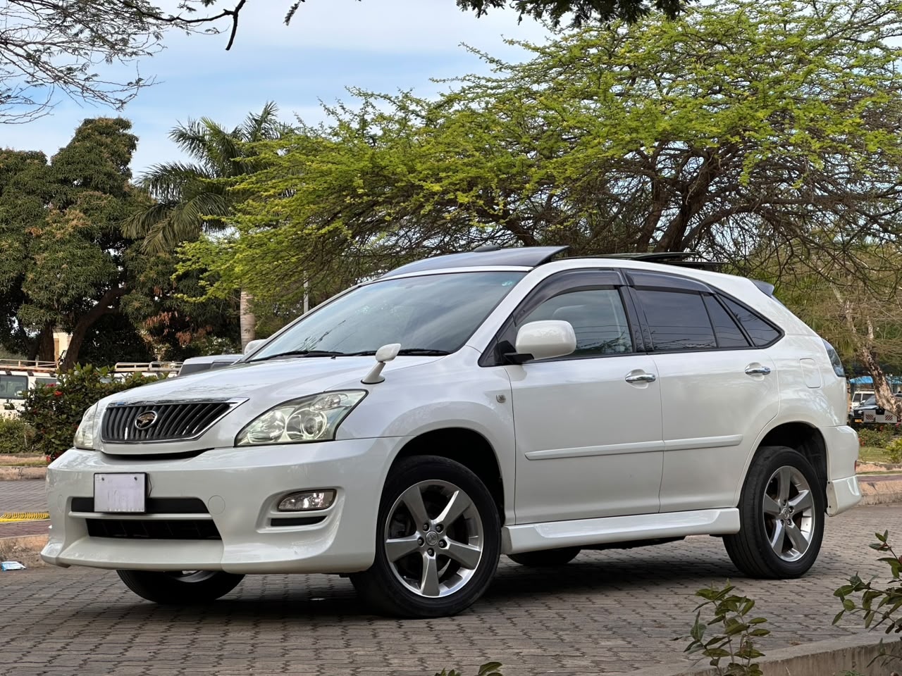 TOYOTA HARRIER thumbnail 3
